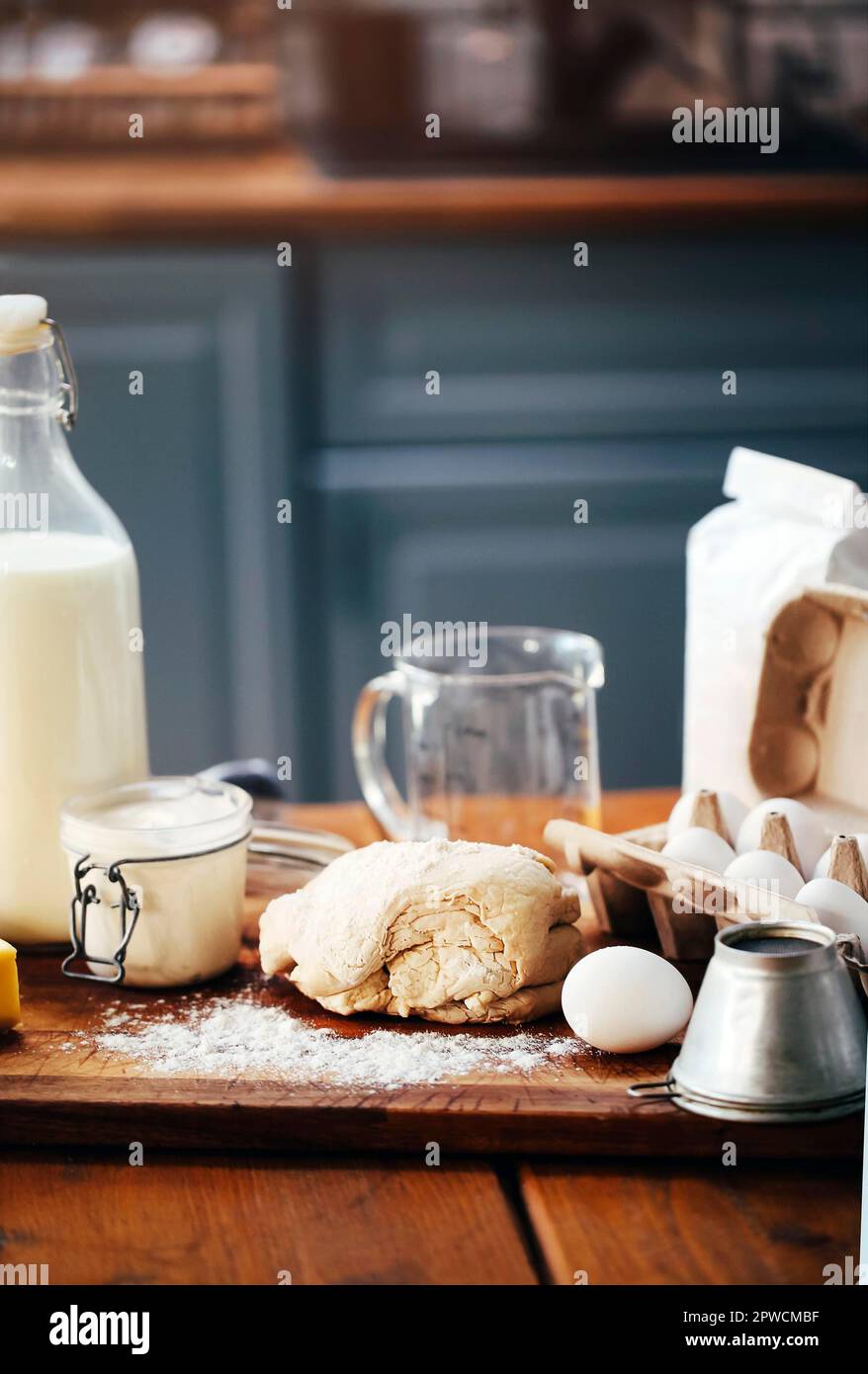 https://c8.alamy.com/compes/2pwcmbf/ingredientes-variados-para-la-preparacion-de-pasteles-colocados-sobre-una-tabla-de-cortar-de-madera-sobre-una-mesa-en-la-cocina-estilo-rustico-foto-vertical-2pwcmbf.jpg