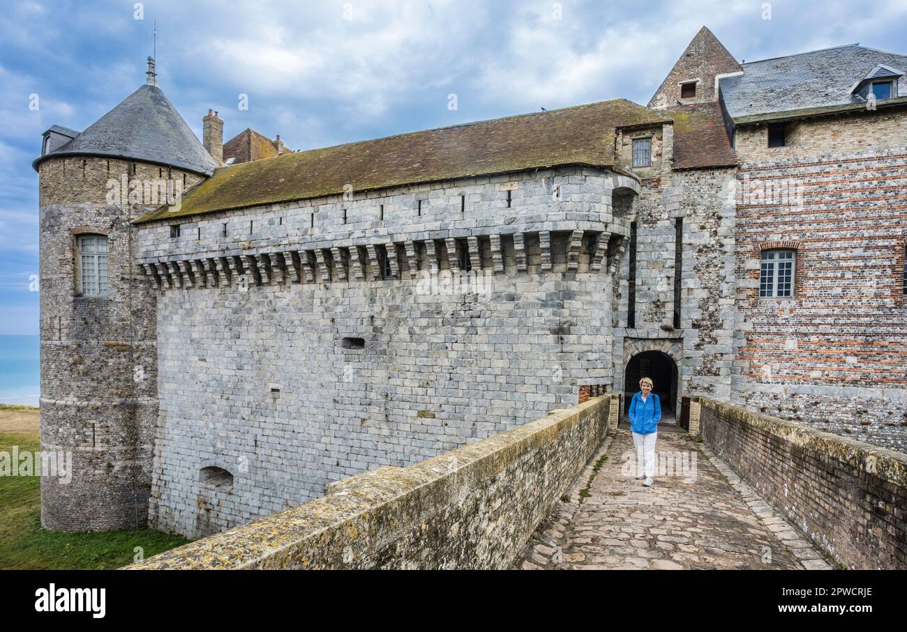 Pont-Levis acceso a Château de Dieppe, un castillo del siglo 15th en una colina por encima de la comuna costera de Dieppe en el departamento Sena-Marítimo en el No Foto de stock