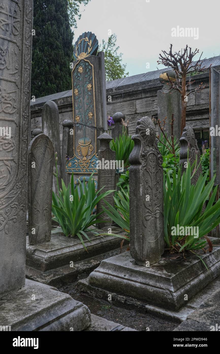 Una lápida ornamentada que parece pertenecer a una mujer adulta con varios hijos. En las lápidas