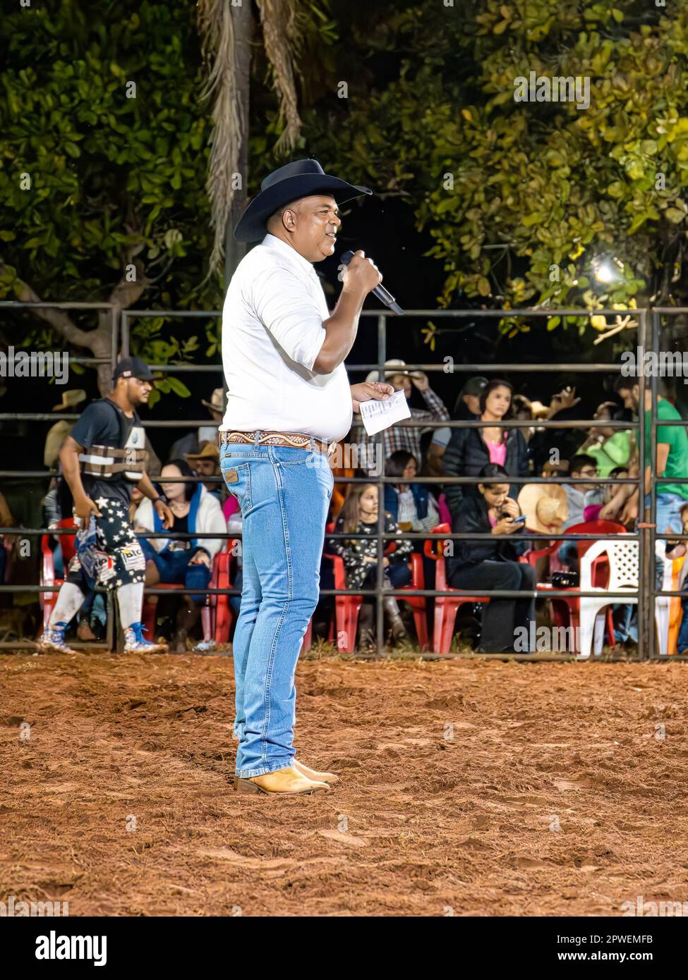 Itaja, Goias, Brasil - 04 21 2023: Locutor regional de rodeo con micrófono  en una arena de rodeo Fotografía de stock - Alamy