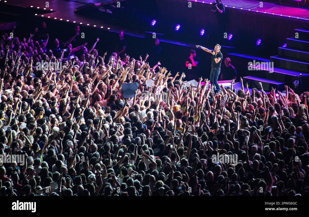 BARCELONA, ESPAÑA ABRIL 28 Bruce Springsteen actúa en el escenario