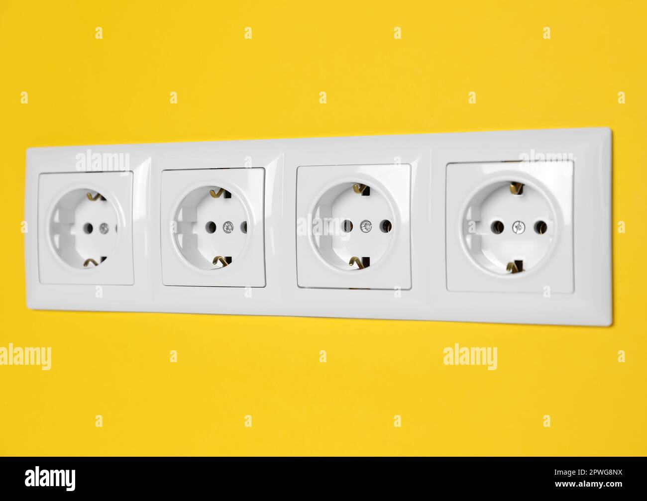 Enchufe Cerca De La Pared Blanca Con Enchufes De Alimentación En  Interiores. Suministro Eléctrico Foto de archivo - Imagen de eléctrico,  blanco: 259368618