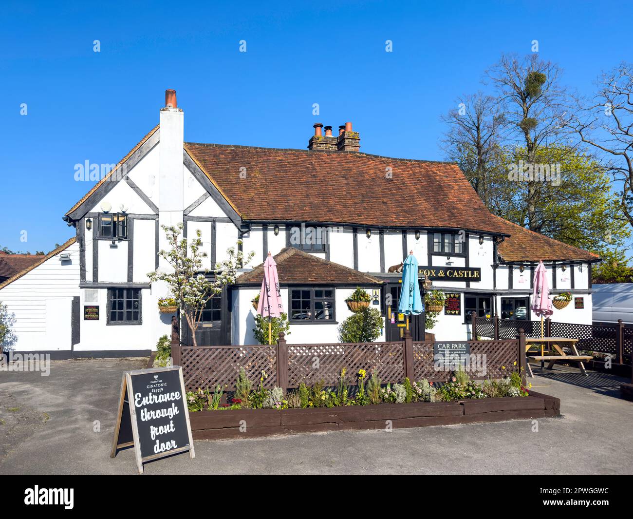 16th Century Fox and Castle Pub, Burfield Road, Old Windsor, Windsor, Reino Unido, mostrar mapa Inglaterra, Reino Unido Foto de stock