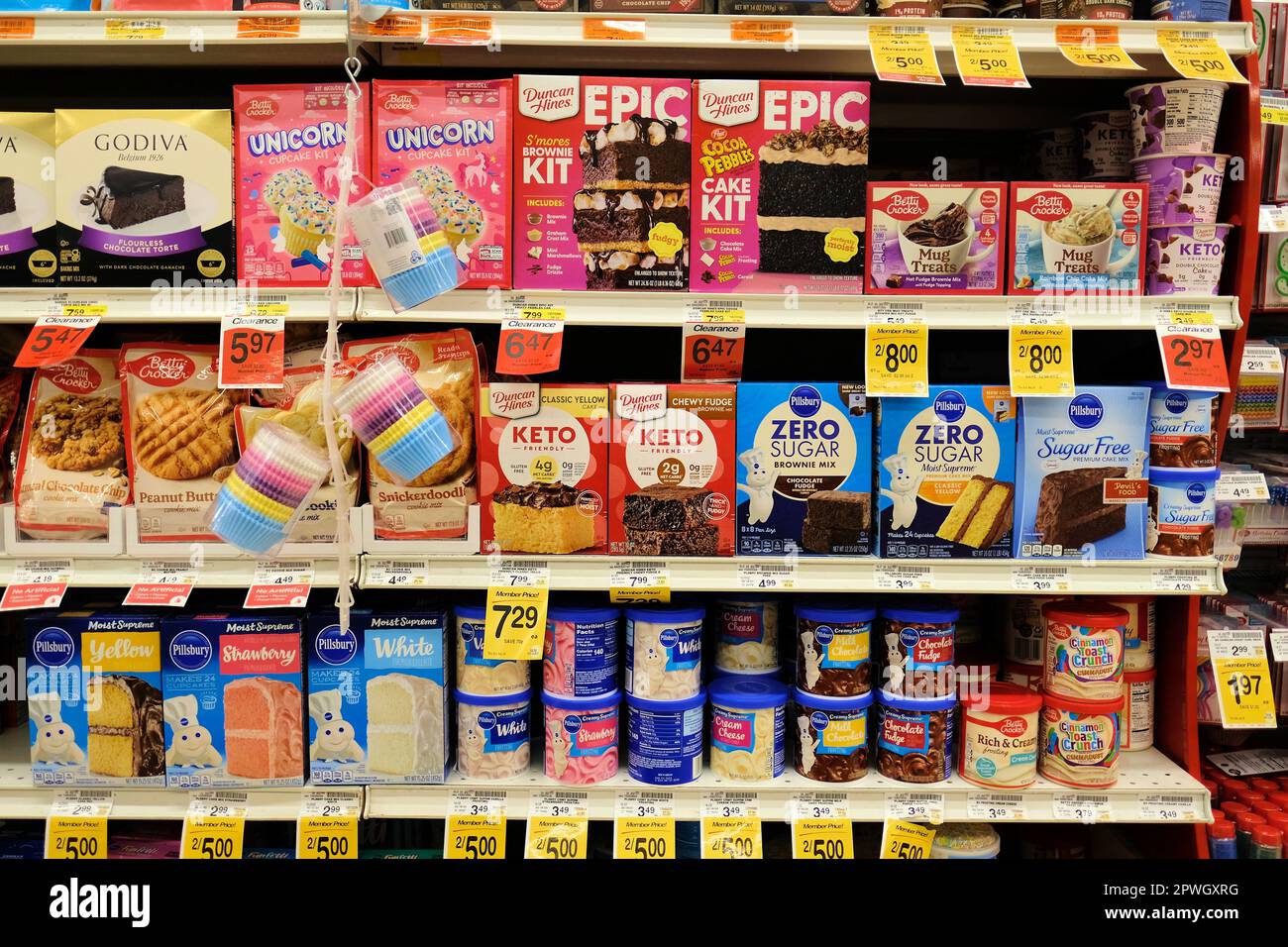 Estantes en una tienda de comestibles Safeway con cajas de Betty