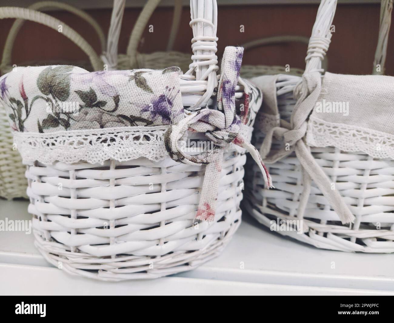 Cestas decorativas de mimbre en un estante en una tienda. Bonitas cestas  pintadas de blanco. Bolsa textil. Elegante regalo para Pascua. Elemento de  decoración del interior de Fotografía de stock - Alamy