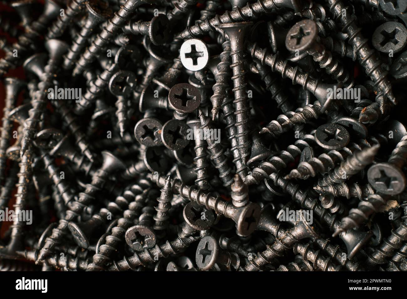 Tornillos de acero negro para madera utilizados en carpintería y artesanía  para la industria y el hogar Fotografía de stock - Alamy