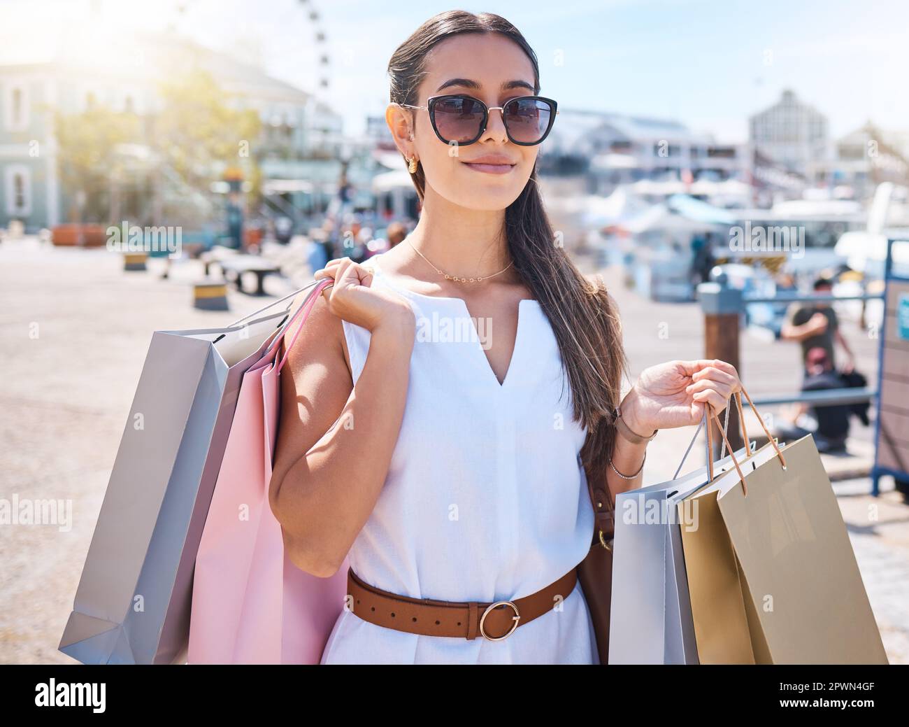 Gafas de sol, mujer al aire libre y compras de moda boutique, productos  caros y venta al por menor del cliente. Cliente femenino y chica con gafas,  compra clo Fotografía de stock -