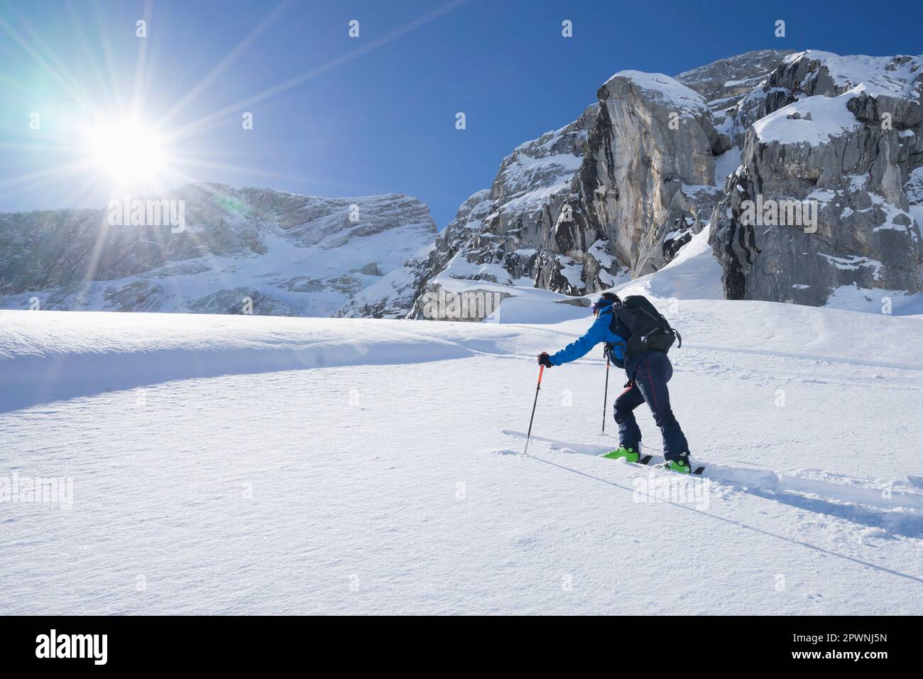 Esquiador que sube la pista de esquí, Baviera, Alemania, Europa Foto de stock