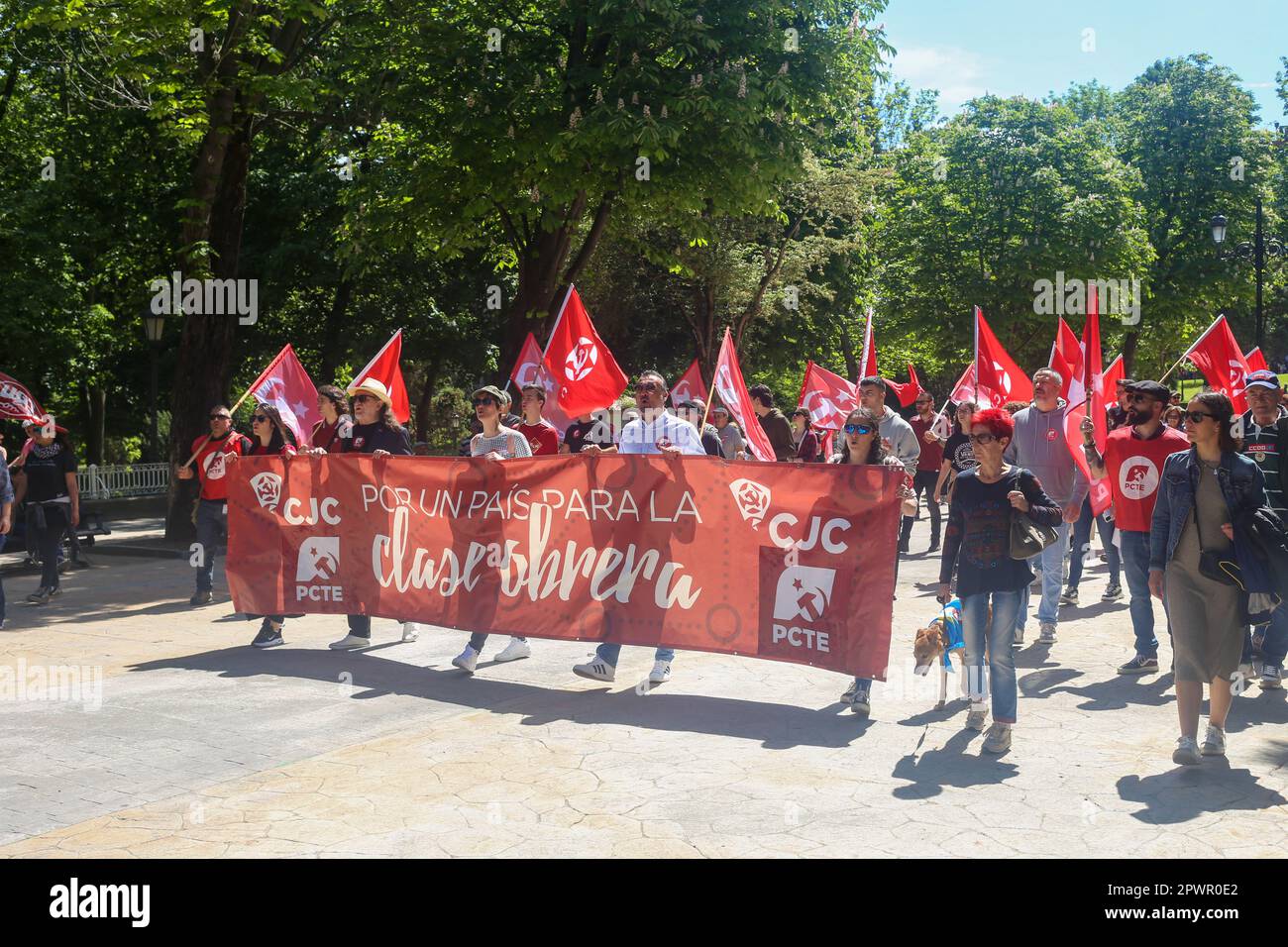 Oviedo, España, 1st de mayo de 2023: Una bandera del Partido Comunista de los Trabajadores de España durante la manifestación de 1 de mayo 2023, subir los salarios, bajar los precios, distribuir los beneficios, el 01 de mayo, 2023, en Oviedo, España. Crédito: Alberto Brevers / Alamy Live News. Foto de stock