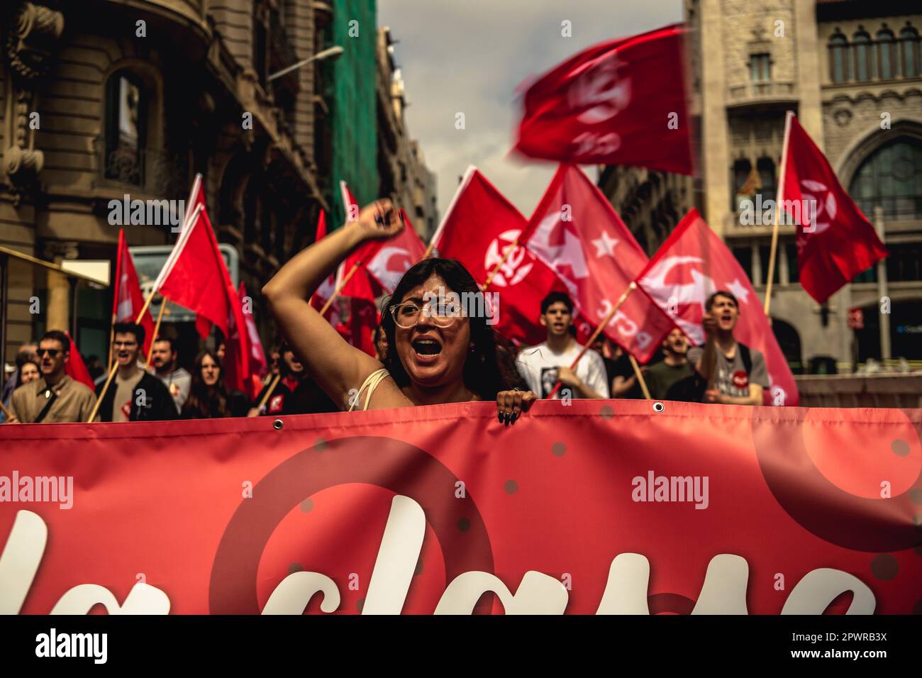 Barcelona, España. 1st de mayo de 2023. Los miembros del PCTC (Partido Comunista de los Trabajadores Catalanes) se manifiestan por la marcha de la clase obrera por Barcelona en el día del trabajo. Crédito: Matthias Oesterle/Alamy Live News Foto de stock
