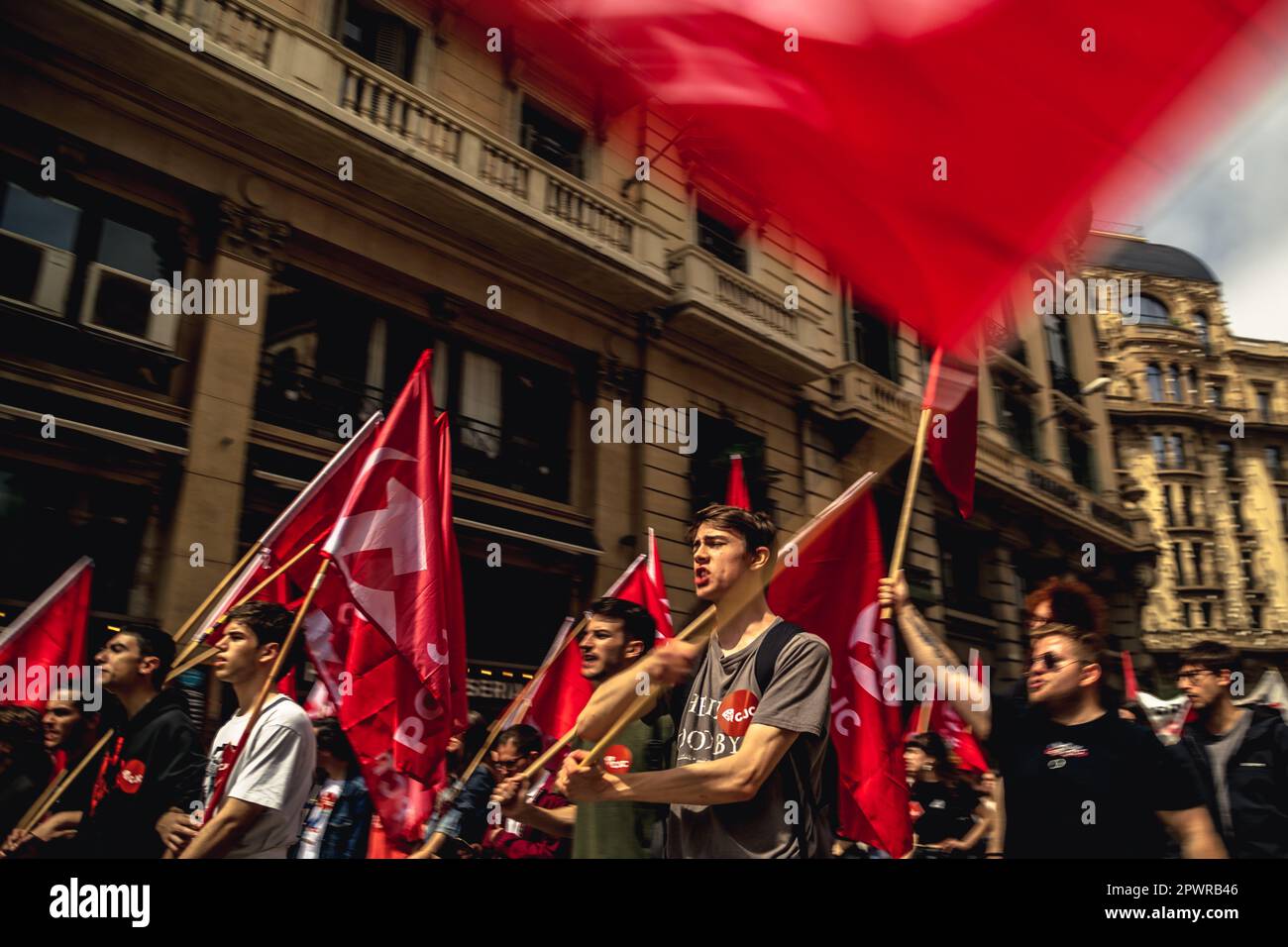 Barcelona, España. 1st de mayo de 2023. Los miembros del PCTC (Partido Comunista de los Trabajadores Catalanes) se manifiestan por la marcha de la clase obrera por Barcelona en el día del trabajo. Crédito: Matthias Oesterle/Alamy Live News Foto de stock
