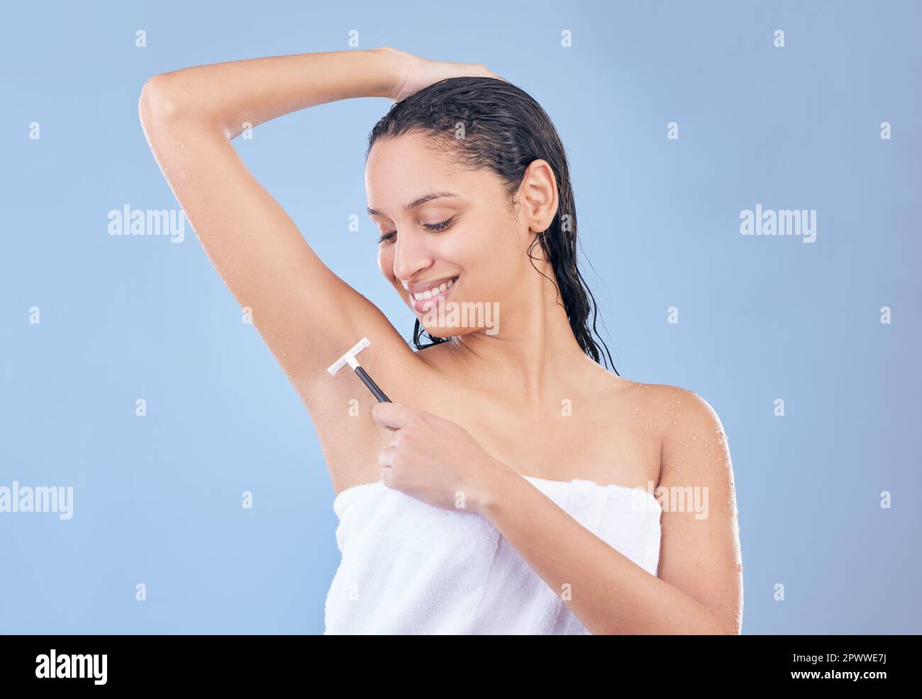 Me gustan los brazos suaves y sin pelo. una mujer joven que usa una maquinilla  de afeitar desechable para afeitarse las axilas Fotografía de stock - Alamy