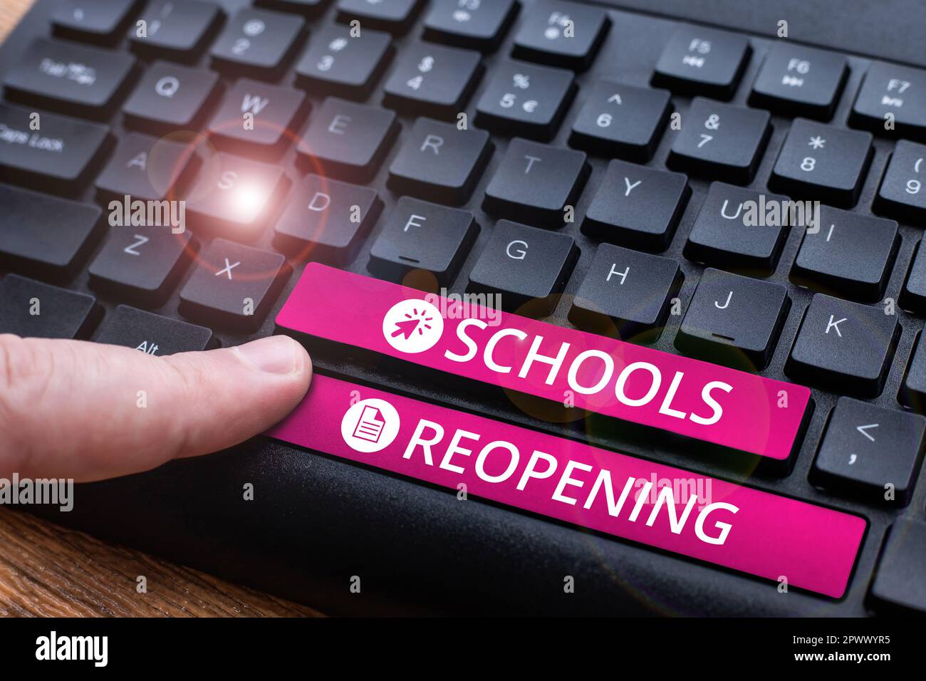 Inspiración mostrando el signo Las escuelas reabriendo, las clases de concepto de Internet han terminado para el final del día escolar Foto de stock