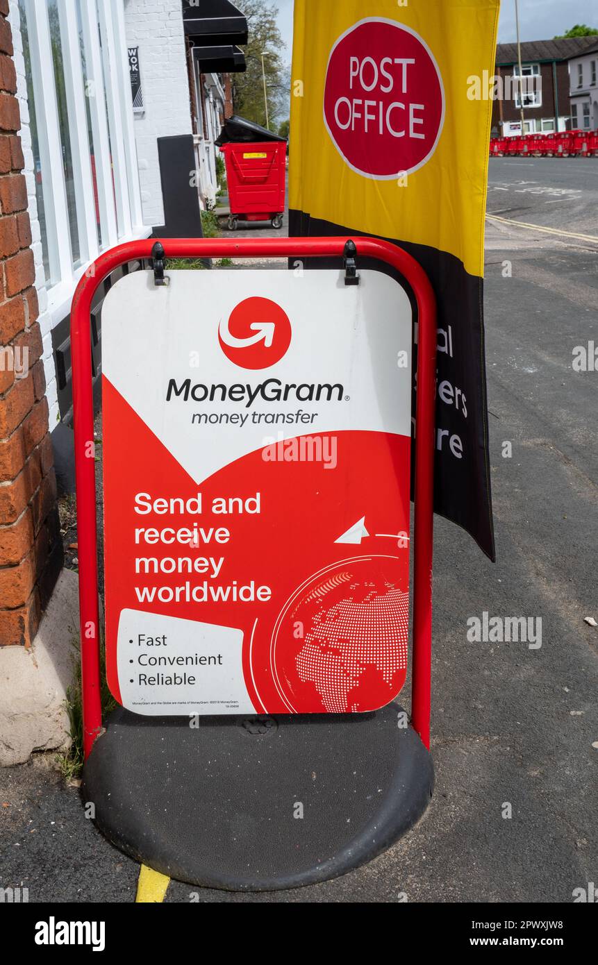 Signo o aviso de MoneyGram A-board fuera de una oficina de correos, Inglaterra, Reino Unido Foto de stock