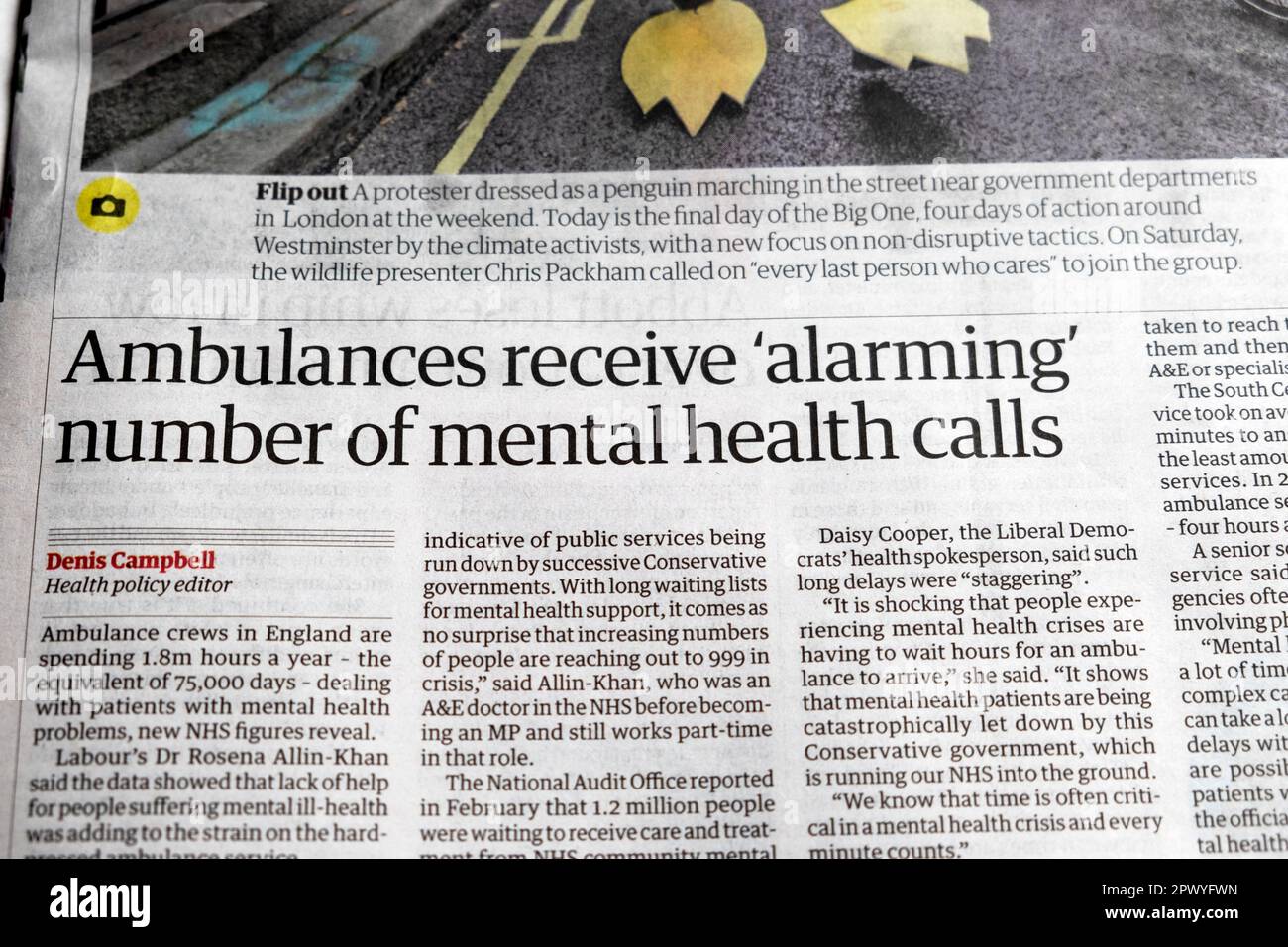 'Ambulancias reciben 'alarmante número de llamadas de salud mental' El periódico Guardian NHS Crisis bajo el artículo del gobierno conservador 24 de abril de 2023 Reino Unido Foto de stock