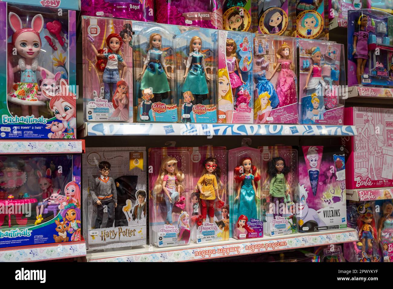 Selección de muñecas Barbie Disney y otros en los estantes de la tienda de  juguetes. Muñecas de Mattel, Hasbro y otros fabricantes. Minsk,  Bielorrusia, 2023 Fotografía de stock - Alamy