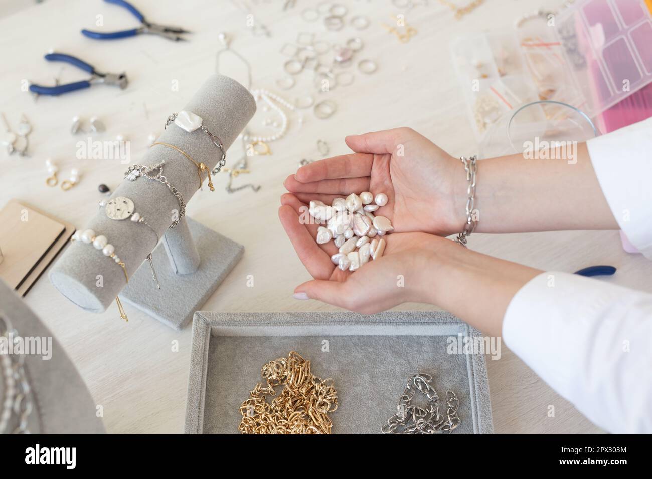 Diseñador profesional de joyas haciendo joyas hechas a mano en el taller de  estudio. Moda, creatividad y concepto hecho a mano Fotografía de stock -  Alamy