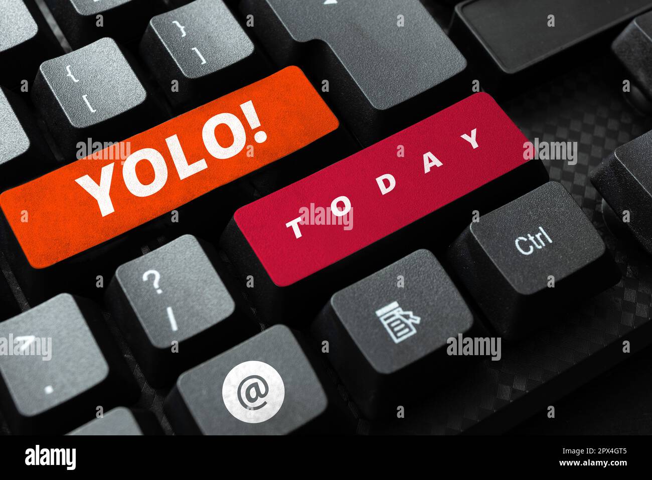 Texto que muestra la inspiración Yolo, palabra para estar para usted sólo vivir una vez fase popular entre los estudiantes y adolescentes Foto de stock