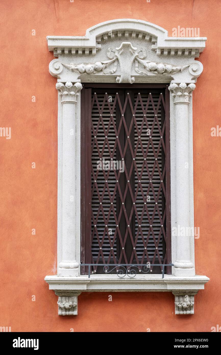 Ventana adornado en un edificio en san Vigilio Bergamo Foto de stock