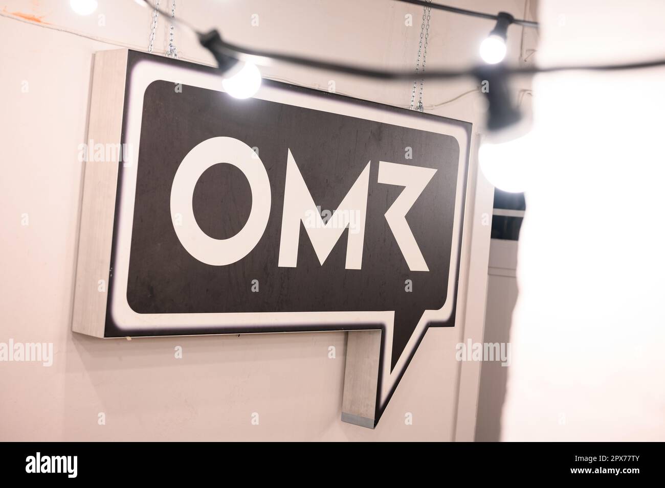 Hamburgo, Alemania. 17th de abril de 2023. El logotipo de OMR se encuentra  en el sótano de la sede de la empresa. Cuando el equipo de la empresa de  medios y digital