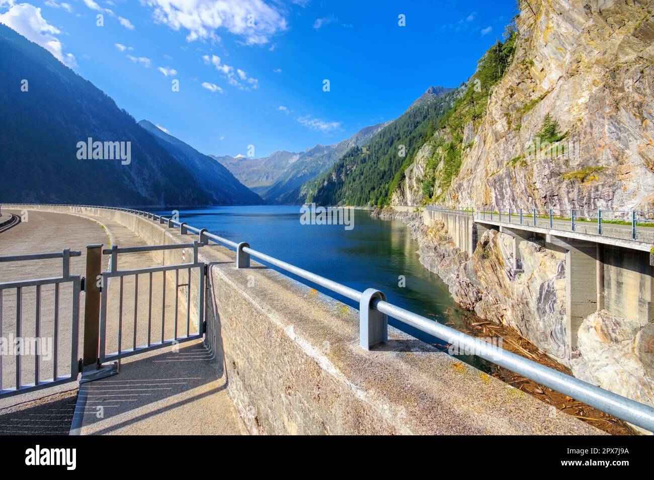 Lago del Sambuco en el Valle de Maggia, Ticino en Suiza, Europa Foto de stock