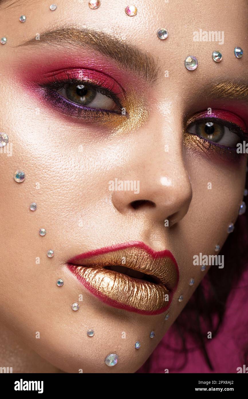 Hermosa chica con brillantes de maquillaje, moda y corazón de cristales en  la cara. Día de San Valentín. Fotos tomadas en studio Fotografía de stock -  Alamy