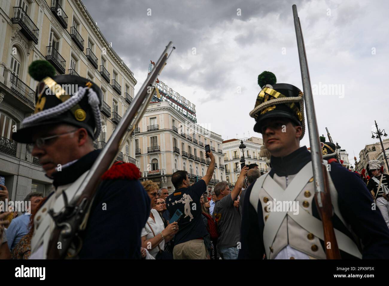 Dos actores, vestidos con trajes de soldado francés, pasean por la Puerta  del Sol, detrás del tradicional cartel publicitario de Tío Pepe. Madrid ha  acogido este domingo, 30 de abril, la recreación