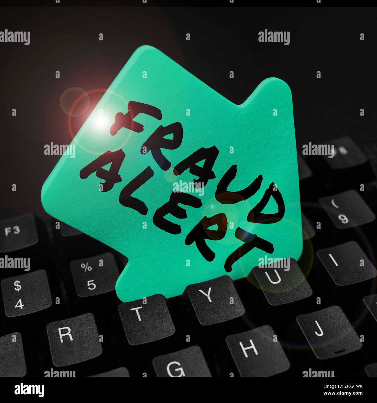 Alerta de fraude de texto de escritura a mano, alerta de seguridad de enfoque empresarial colocada en la cuenta de tarjeta de crédito por identidad robada Foto de stock