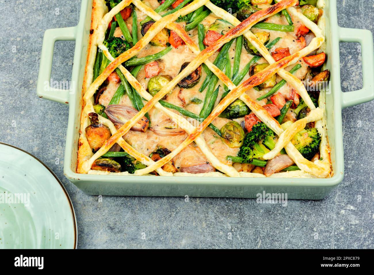 Pastel de carne con coles de bruselas, calabaza y brócoli en plato para  hornear. Tarta de otoño Fotografía de stock - Alamy