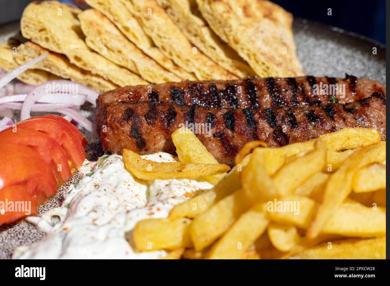 Cocina tradicional griega, kebab a la parrilla con salsa tzatziki