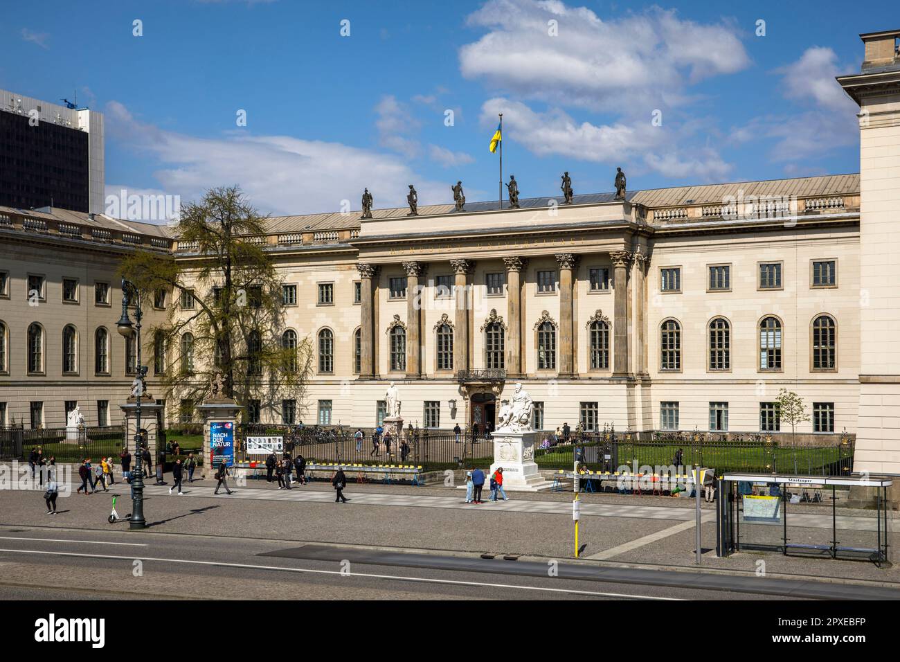 Edificio principal de la Universidad Humboldt en el bulevar Unter den Linden, distrito de Mitte, Berlín, Alemania. Hauptgebaeude der Humboldt-Universitaet A Foto de stock