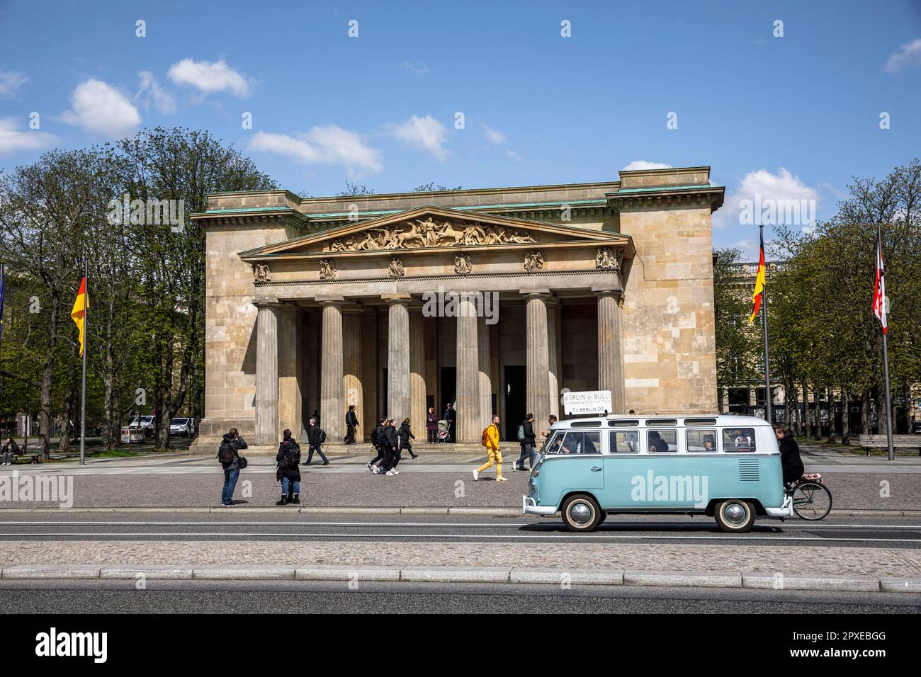 El Neue Wache en el bulevar Unter den Linden, distrito de Mitte, monumento central de la República Federal de Alemania para las víctimas de la guerra y la tiranía, Foto de stock