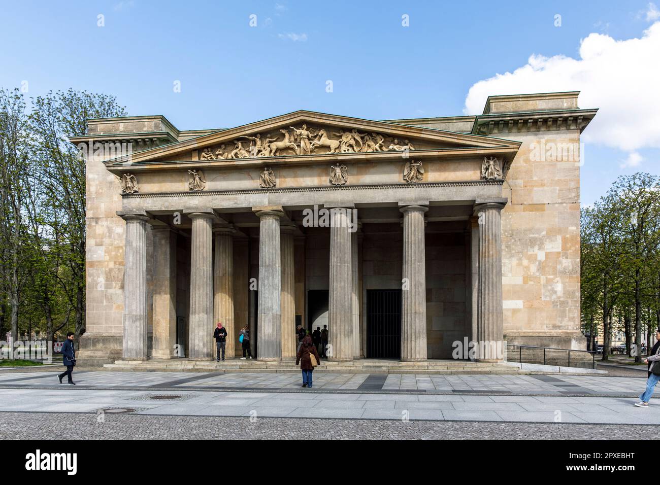 El Neue Wache en el bulevar Unter den Linden, distrito de Mitte, monumento central de la República Federal de Alemania para las víctimas de la guerra y la tiranía, Foto de stock