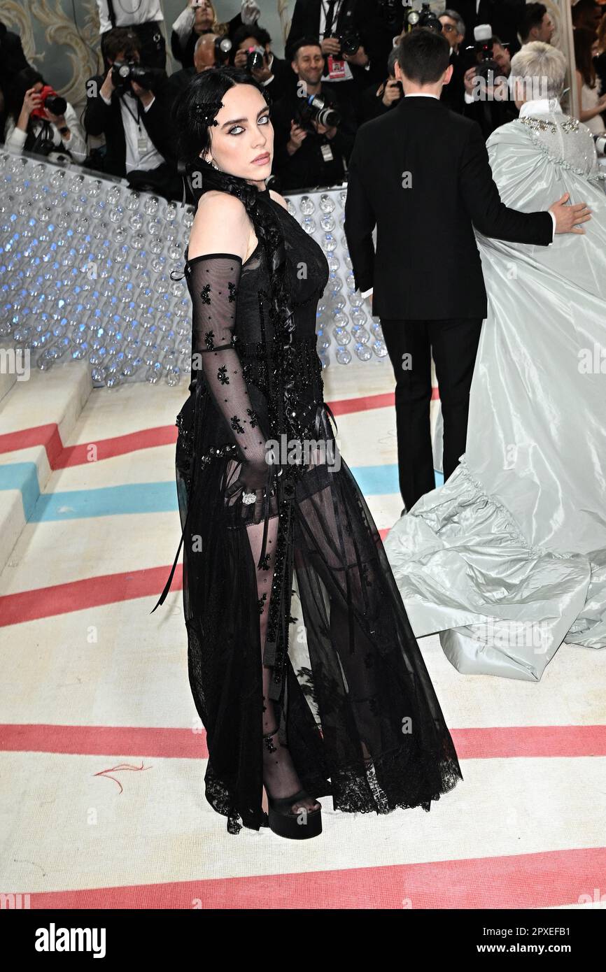 Nueva York, Estados Unidos. 02nd de mayo de 2023. Billie Eilish asiste a la  Gala Met 2023 celebrando 'Karl Lagerfeld: Una línea de belleza' en el Museo  Metropolitano de Arte el 01