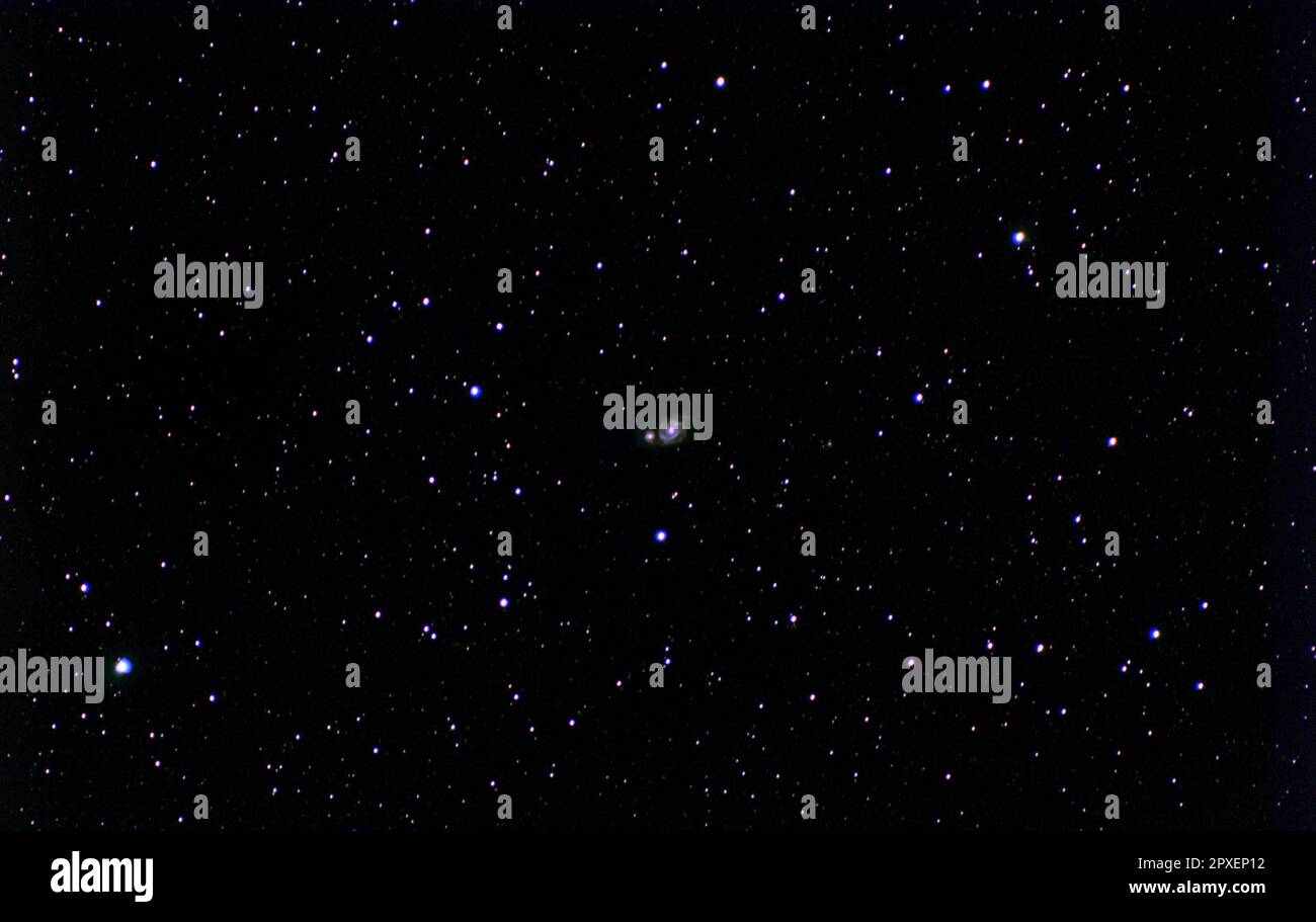 Esta imagen presenta un impresionante cielo nocturno con una multitud de estrellas parpadeando en la oscuridad Foto de stock