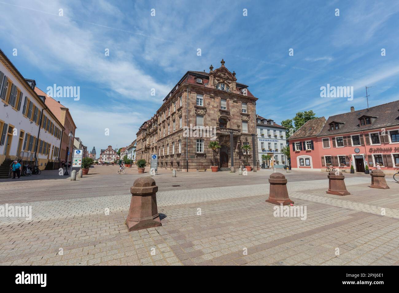Stadt Speyer, oficinas de la ciudad y del gobierno en Domplatz en la entrada de Maximilianstrasse, Speyer, Alemania. Foto de stock