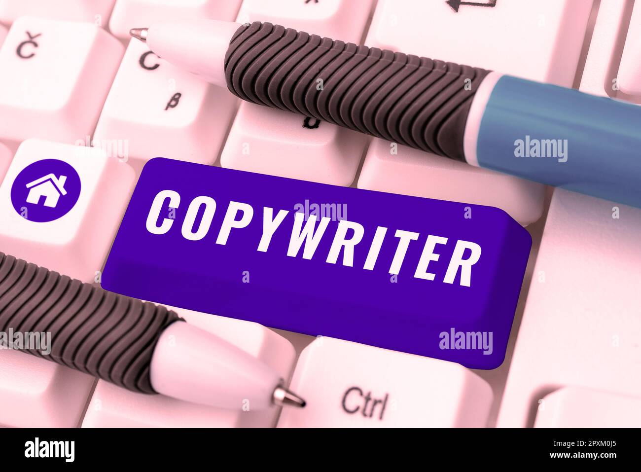 Escribir mostrando texto copywriter, concepto que significa escribir el