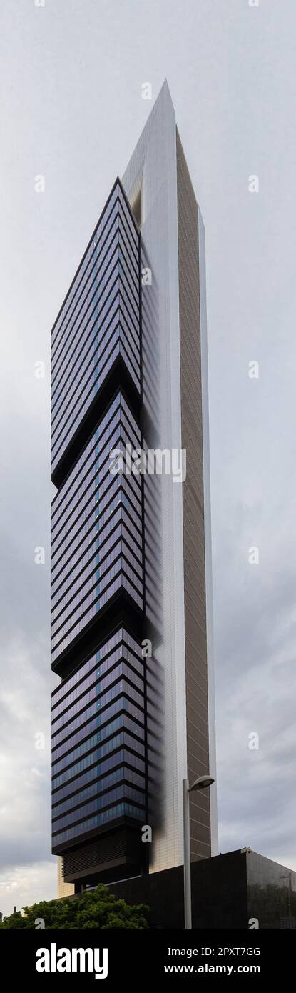 La Torre Cepsa es un rascacielos situado en la zona empresarial Cuatro  Torres de Madrid, España. Con una altura de 248,3m y 45 pisos y está  diseñado por Fotografía de stock - Alamy