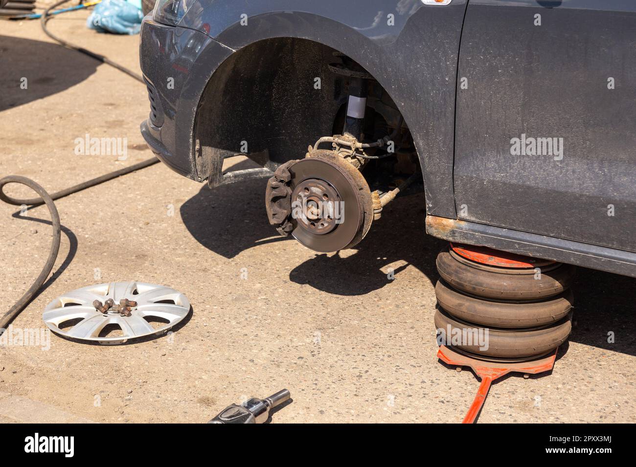 Tornillos técnico una rueda del coche con neumáticos de invierno llave  dinamométrica afuera durante la estación de sustitución de neumáticos  Fotografía de stock - Alamy