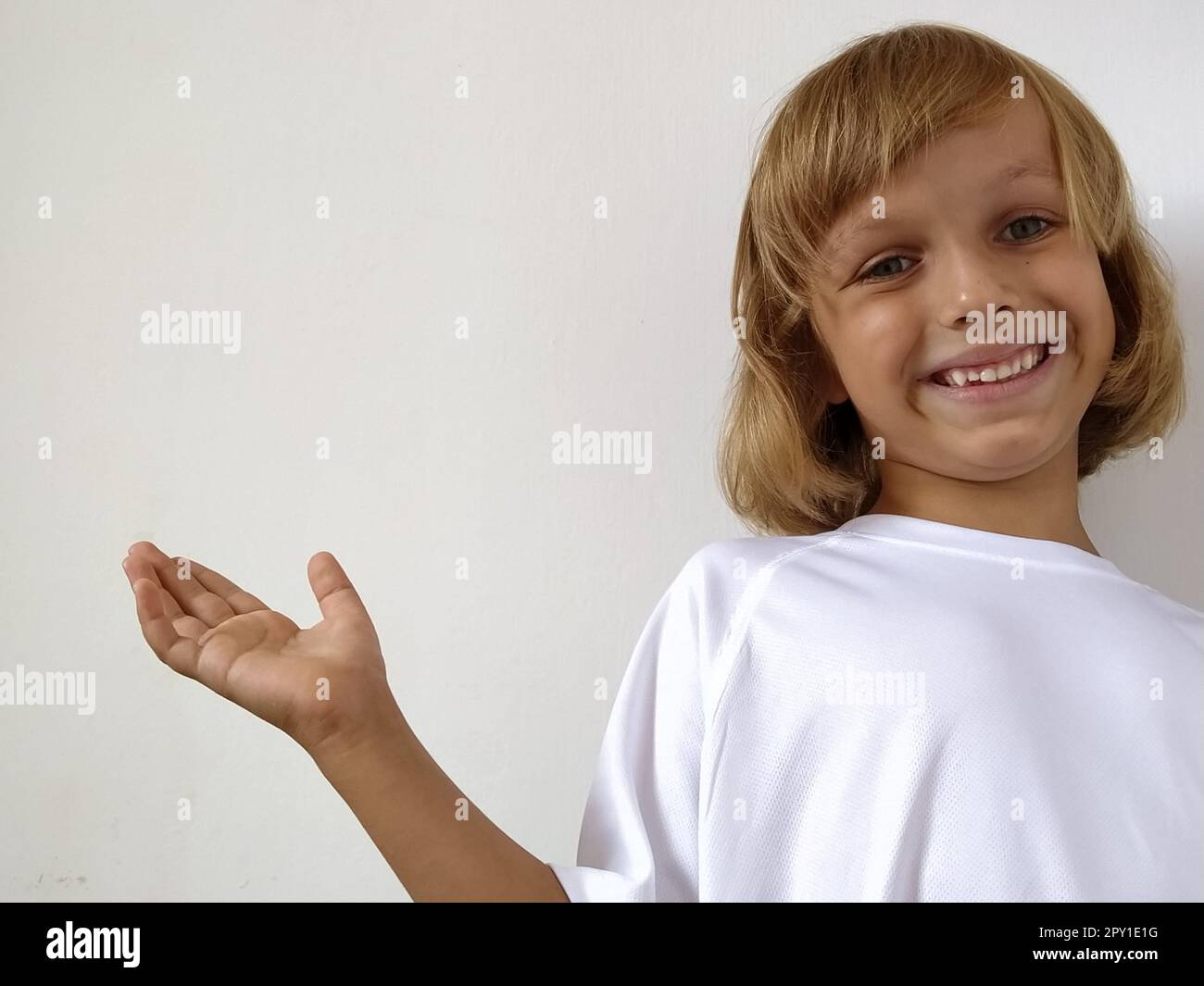 Retrato de una niña de 6 años sobre fondo blanco Fotografía de stock - Alamy