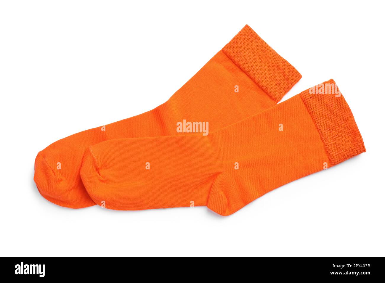 Par de calcetines naranjas sobre fondo blanco, vista superior Foto de stock