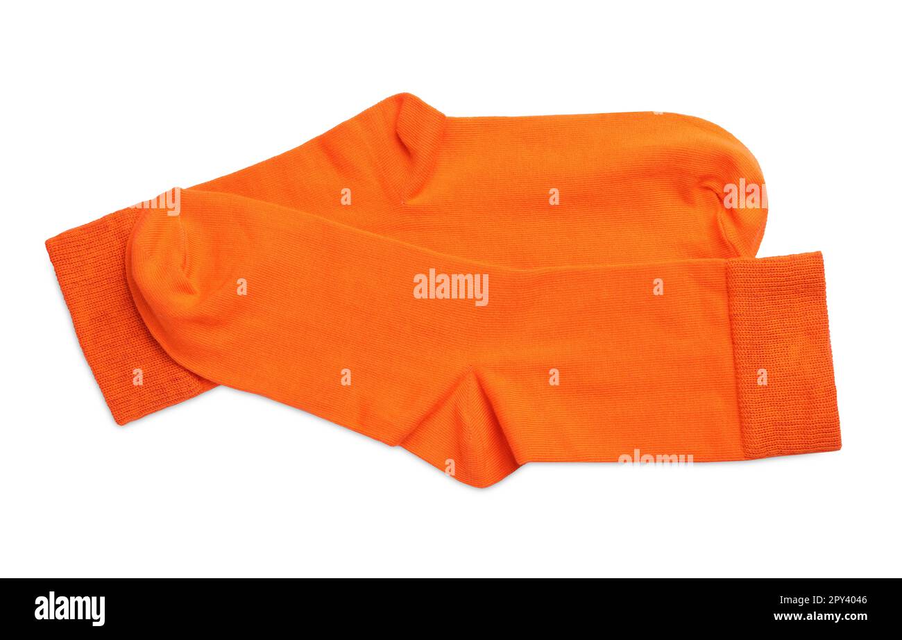 Par de calcetines naranjas sobre fondo blanco, vista superior Foto de stock