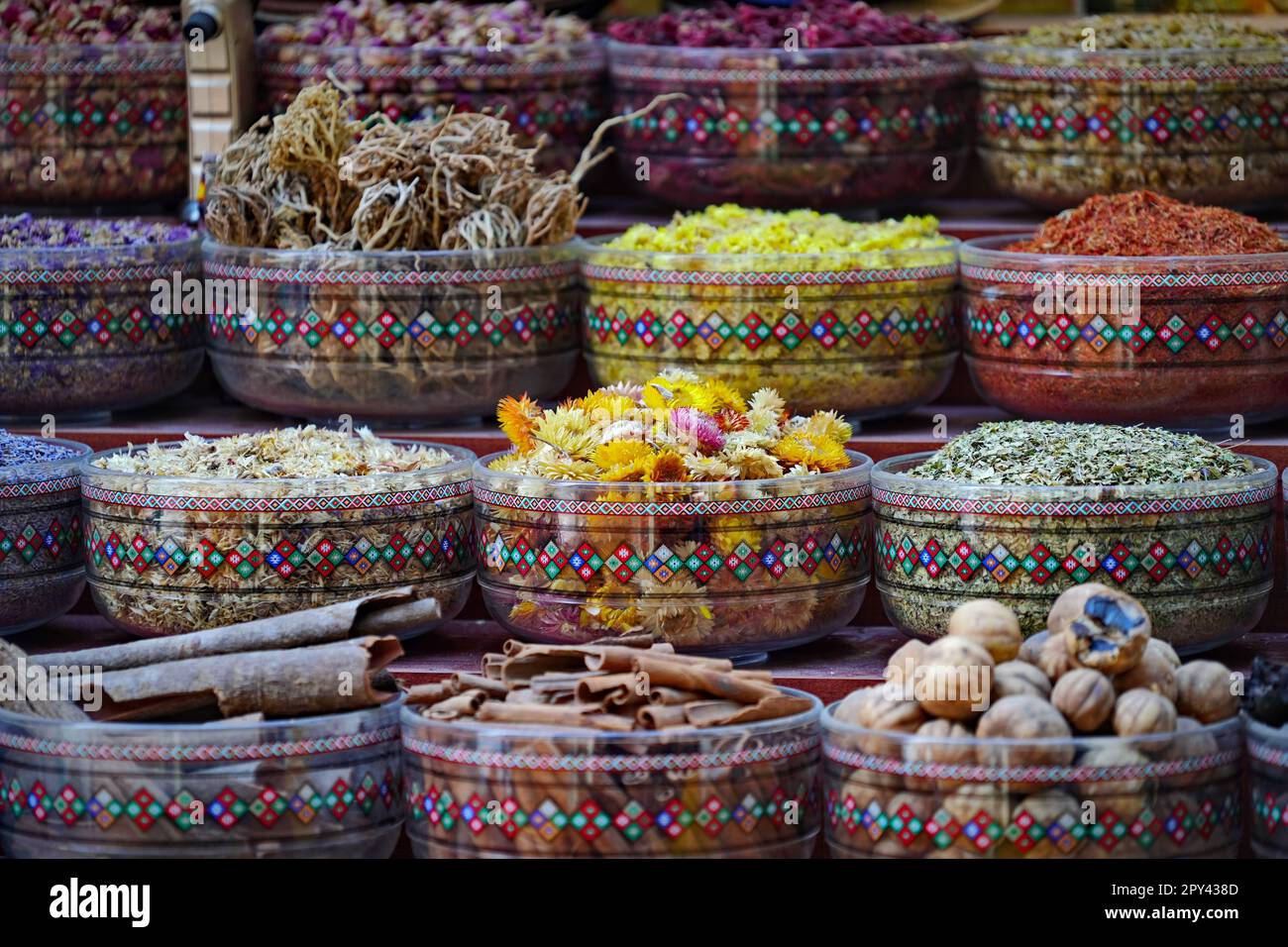 Variedad de especias y flores de hierbas secas en el puesto del mercado de la calle árabe. Dubai Spice Souk en Deira, Emiratos Árabes Unidos. Foto de stock