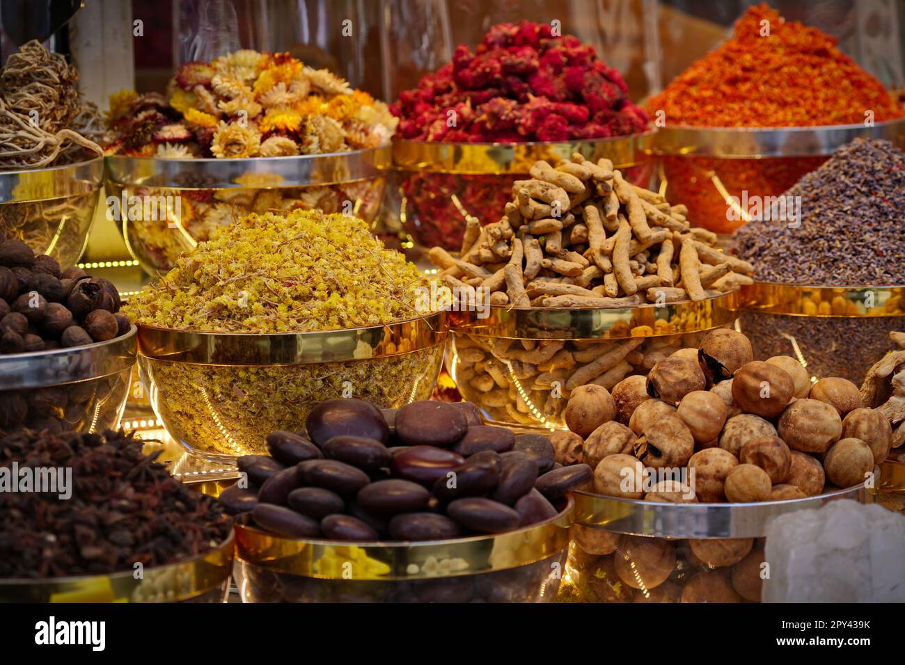 Variedad de especias y flores de hierbas secas en el puesto del mercado de la calle árabe. Dubai Spice Souk en Deira, Emiratos Árabes Unidos. Foto de stock