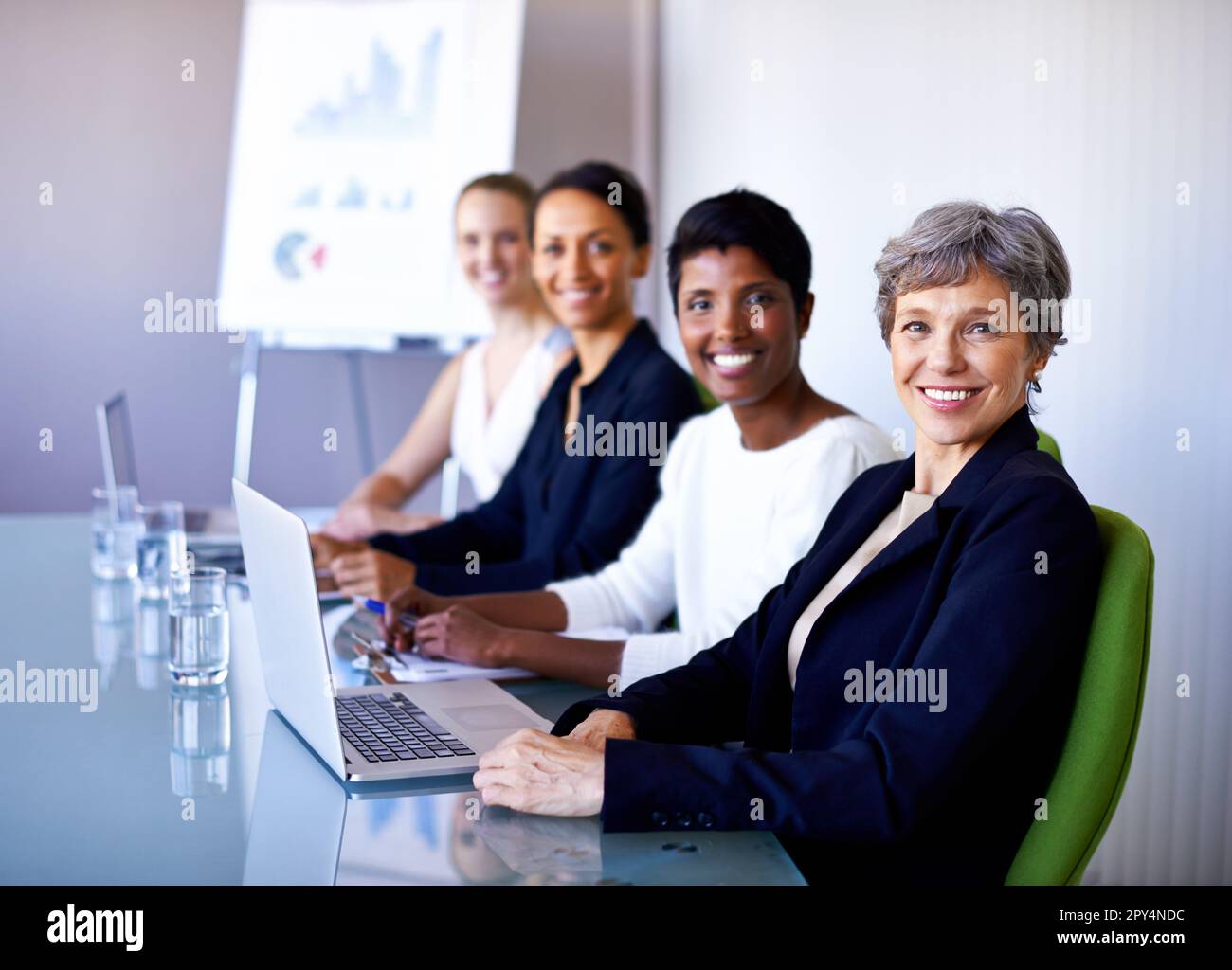 Diversidad en equipo, retrato de empoderamiento de las mujeres de la gente  de negocios feliz y en la oficina en el edificio. Colaboración o trabajo en  equipo, en taller y compañeros de