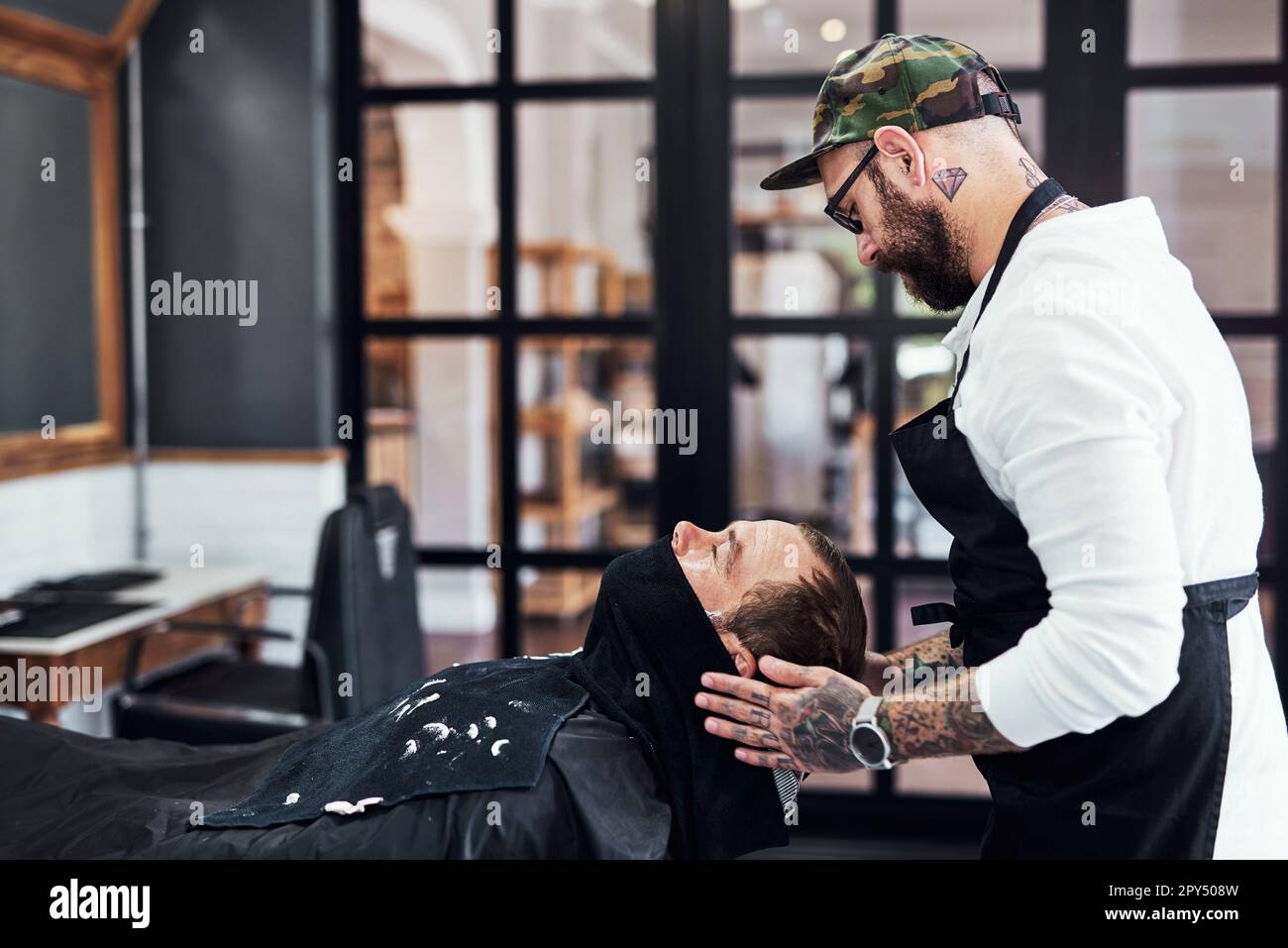 Es el mejor barbero de la ciudad. un guapo hombre maduro que se corta la  barba y se alinea en una barbería Fotografía de stock - Alamy
