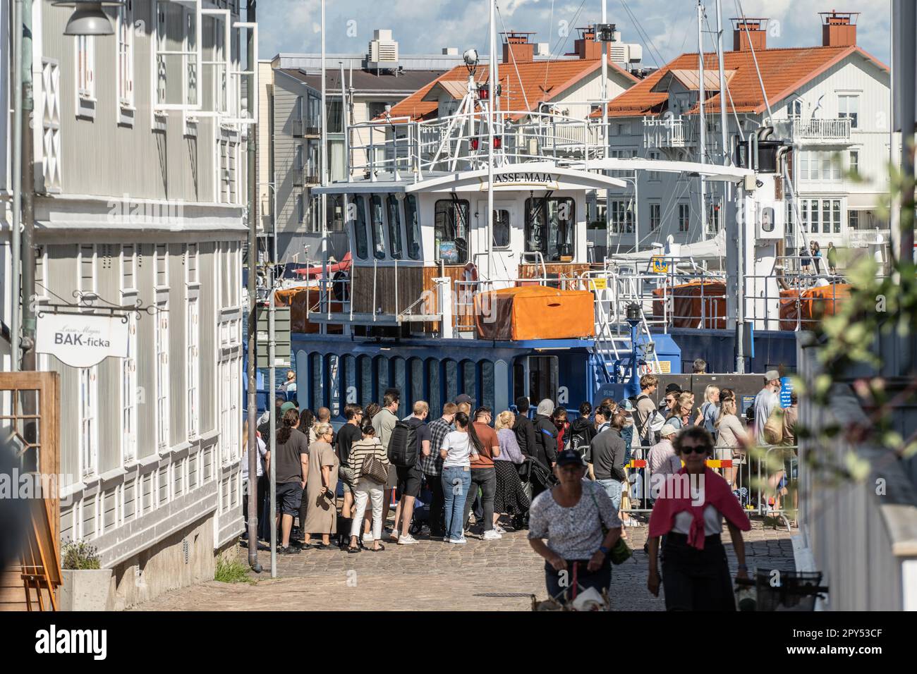Kungälv, Suecia - 15 2022 de julio: Travesía en el cable-ferry Lasse-Maja entre Marstrand y el continente Foto de stock