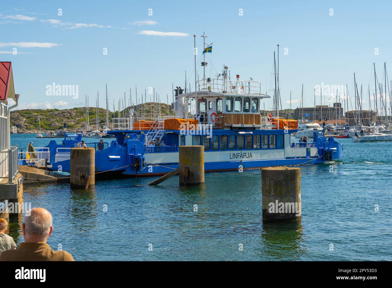 Kungälv, Suecia - 15 2022 de julio: Travesía en el cable-ferry Lasse-Maja entre Marstrand y el continente Foto de stock
