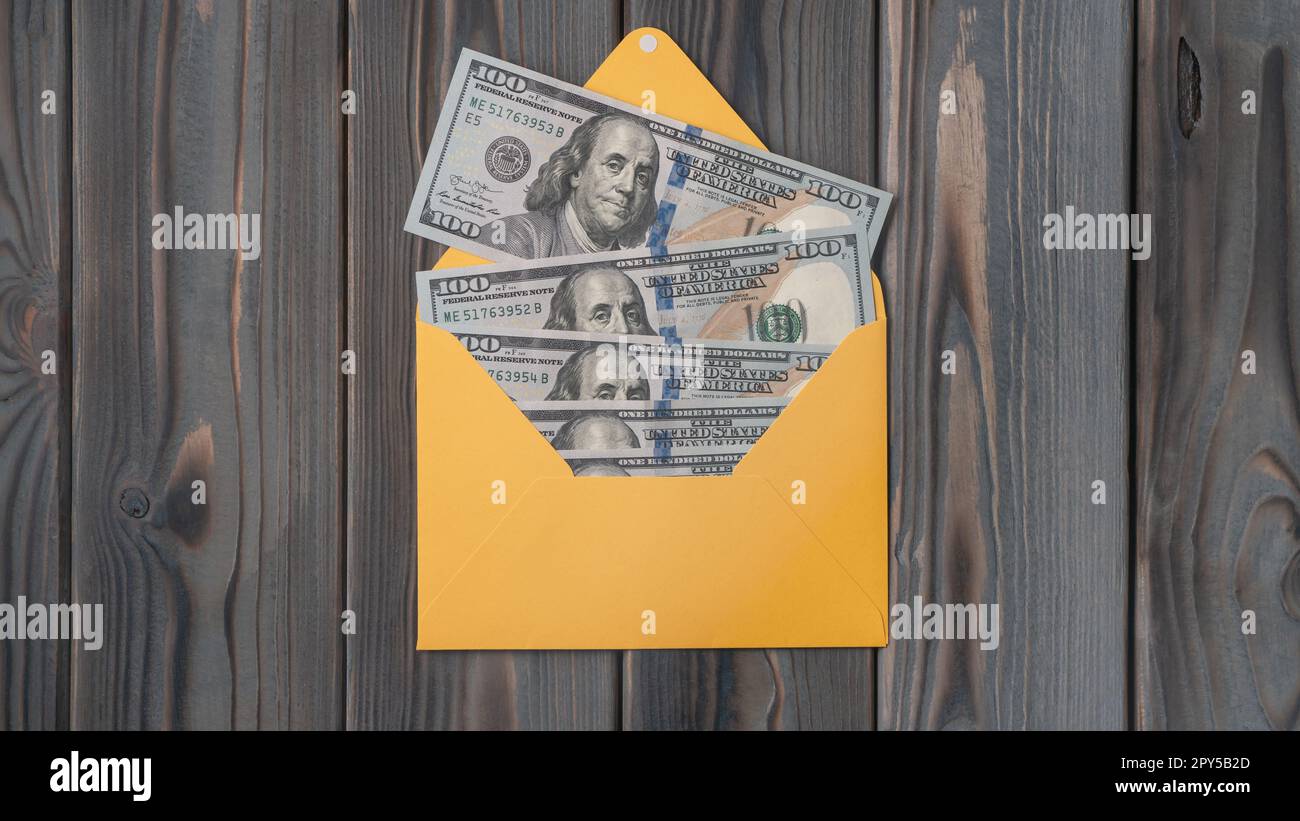 Vista desde arriba en el negocio minorista de caja registradora llena de  monedas y billetes en tabla de madera teñidos de amarillo Fotografía de  stock - Alamy