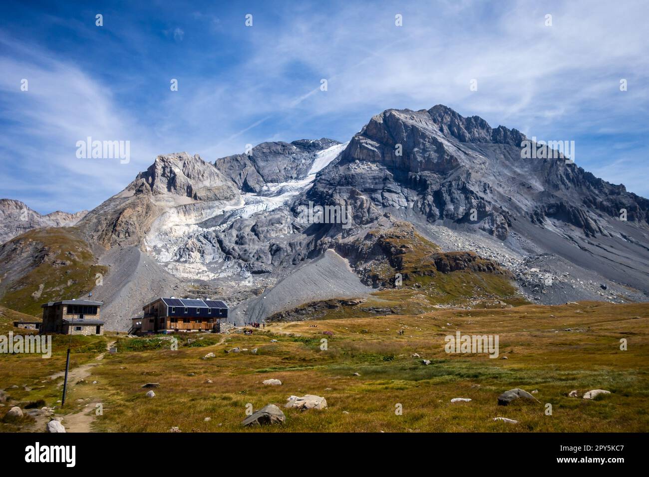 Refugio del Col de la Vanoise y el glaciar alpino Grande Casse en los alpes franceses Foto de stock